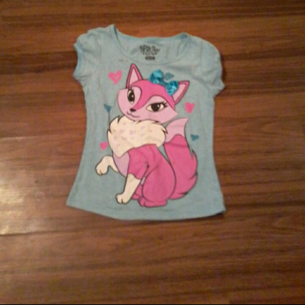 A short sleeve tee